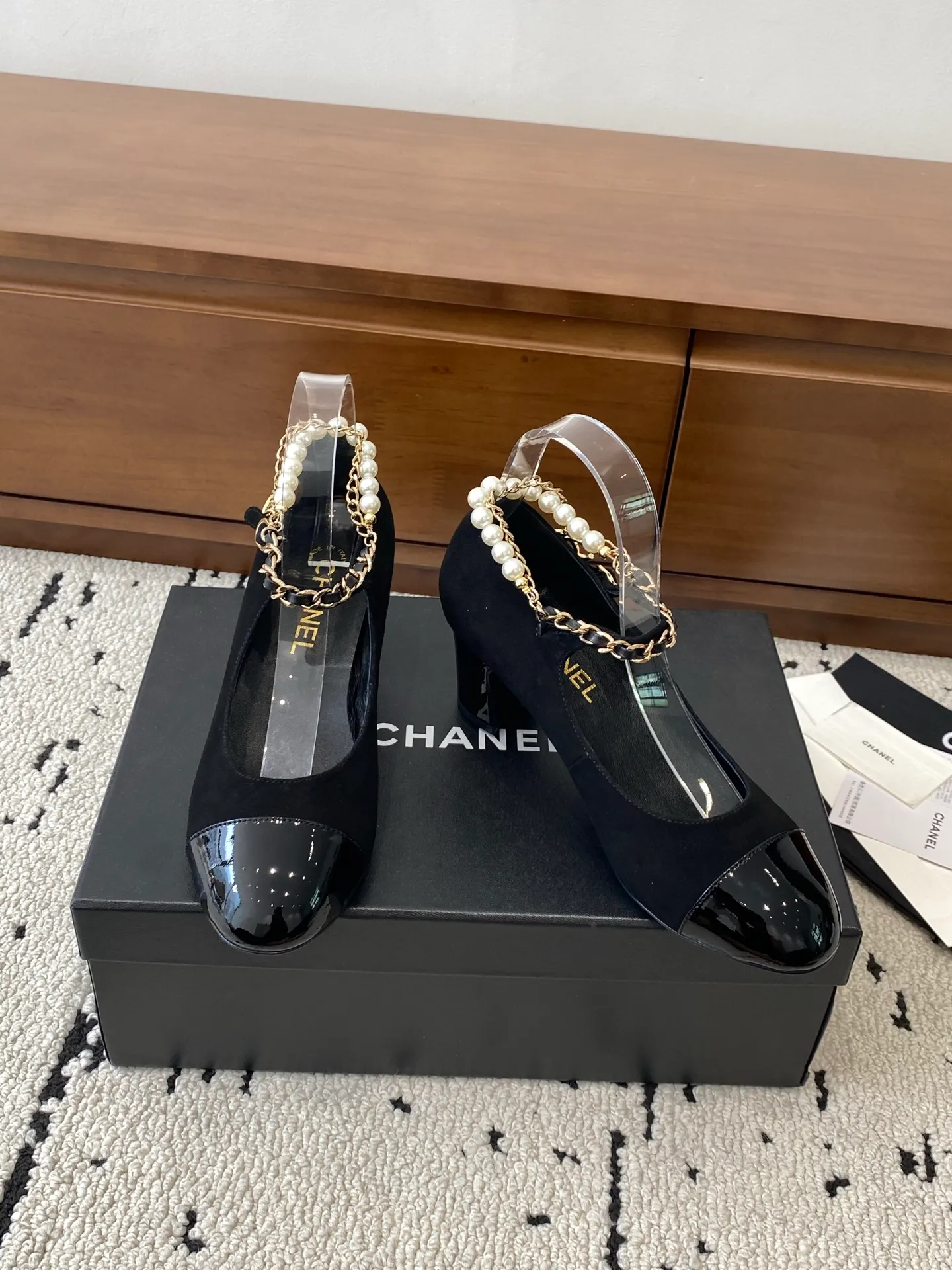 👟👟Ex-factory price 600👟👟 High version 🍀CHANEL2025 new autumn and winter model, Mary Jane leather surface Chanel Xiaoxiang C home flat classic metal chain shoes Comfortable Mary Jane shoes Catwalk haute couture customization, simple yet sweet and playful Solid color fabric is refreshing and easy to put on Buckle design shoes are more heeling Upper: Customized sheepskin Inner foot pad: sheepskin Sole: Italian genuine leather sole Size: 35-40 (40 customized, non-refundable) 👉 👉 Buy now👉 Buy now👉 Buy now👉
